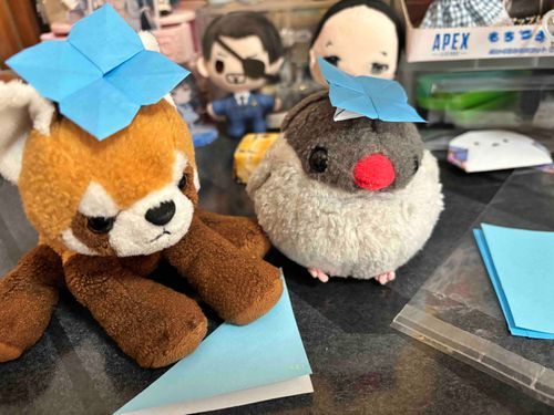 🤎　おりがみさんを、こねこねして、あじさいさんにする、おしごと！

🐦　たいへ！たいへ！たいへだ！