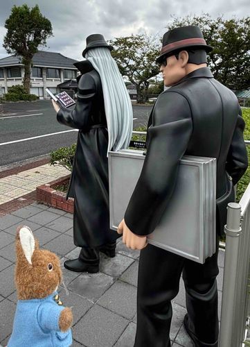 俺は高校生探偵、ピーター。 幼馴染で同級生のボーロと遊園地へ遊びに行って 黒ずくめの男の怪しげな取引現場を目撃した。 