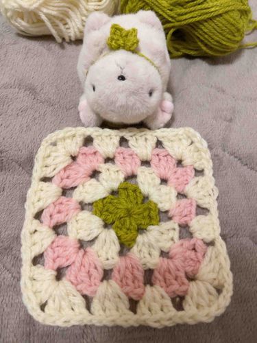 初めてグラニースクエア編んでみたよ🧶