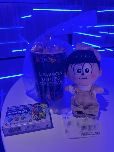 いままで食べたキャラメルポップコーンの中でいちばんおいしかった！
小さめだけど鉱石ポップコーンもあった🥰
(4DXは最後まで観られませんでした。船酔いしちゃう。)
