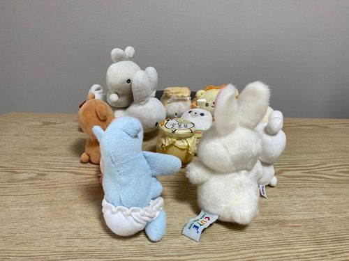 いちごちゃんです。

いちごちゃんたちは新しいぬいぐるみが来るたびにかんげいかいをします！
みんなでお話しながらおやつを分けあって食べるんだよ〜。

これは、みにびーんずあざらしの「まるいの」くんのかんげいかい。
たくさんのぬいぐるみに囲まれてまだきんちょうぎみ、みたい。