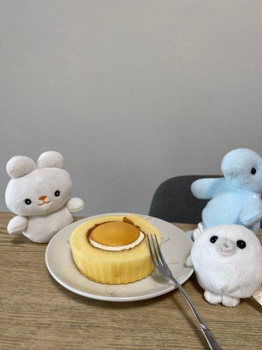 いちごちゃんです！
コンビニで売っていたチーズケーキ入りのロールケーキを食べました。
でも、1体では食べきれないからもう2体とわけて食べました。

ケーキの外側はふわふわ、生クリームとチーズケーキはさっぱりしていて美味しかったです。