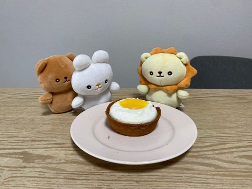いちごちゃんです。
もうおそとは涼しいね〜
今日はお月見タルトを食べました！
プリンの部分（黄身のところ？）が濃厚ですっごく美味しかったよ〜