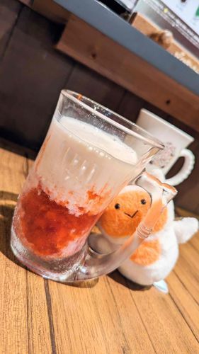 つぶつぶ いちご と にゅうさんきん！
つめたい から おかお くっつけちゃう！