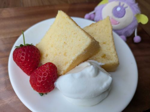 シフォンケーキを焼いてそれっぽく飾ってみたよ！