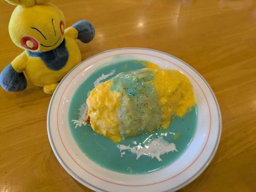 5月某日　くもり
ネモフィラオムライスなるものを頼んでみたマク
すごい色でびっくりしたマク…！
味はおいしいはずなのにあまり食が進まなかったマク…
”食欲減退色“を身をもって実感したマク〜