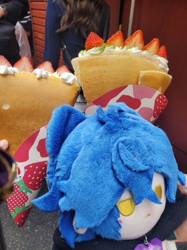 ドデカいクレープをもぐもぐ…パリパリでいちごたっぷりでめちゃくちゃ美味しかった！