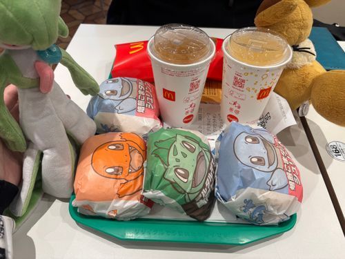 愛方と一緒に御三家バーガーもぐもぐ…個人的にゼニガメのコラボバーガーが推しです！！