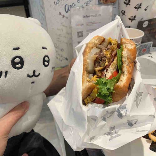 うわぁ…わぎゅうばーがーだよ
おいしそぉー

きょうはおねえちゃんとおにいちゃんとおかあさんとおばあちゃんととくべつよるごはん

ごちそうー