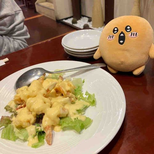 もぐころしゃんはえびまよたべてる