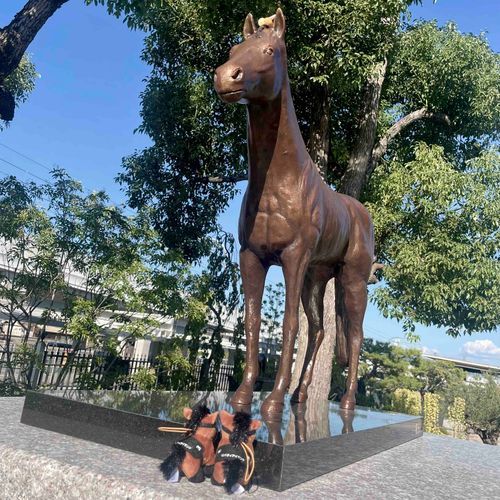 R.I.P. Liberty Island...

香港QE2世Cでレース中に故障が発生し競走を中止した'23三冠牝馬リバティアイランドが予後不良のため安楽死の処置が施されました。

騎手を落馬させないように痛みに耐えて減速したのかな。ファンを心配させないように最後まで立ち続けてくれていたのかな。あまりにも強くて美しくて優しい女の子を神様は手元に置いておきたくなり天国に連れて行ってしまいました。

リバちゃん、いっぱい頑張ってくれてありがとう。もう頑張らなくていいからね。ゆっくり休んでね。また会いに行くからね。