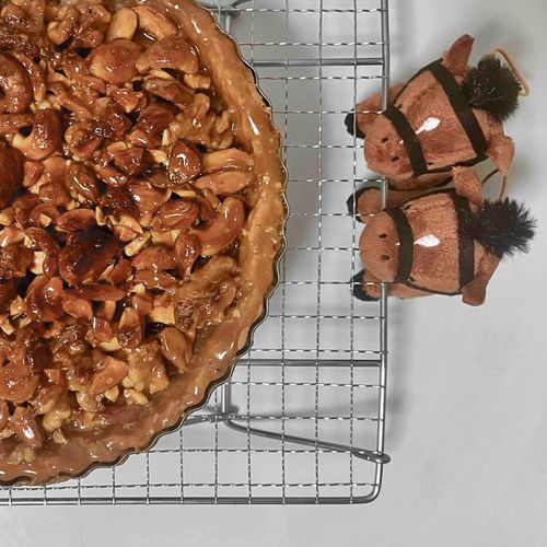 リバティアイランドの誕生日に作ったキャラメルナッツタルト。振り返ると涙が溢れて止まりません。

お嬢さんとこんなに早くお別れする日が来るとは思いませんでした。いつも落馬や故障や予後不良のことなど頭にあるのに、いつも全人馬の無事を祈るのに、なぜか帰ってくるのが当たり前だと思っている自分もいて、こんな現実は信じられない信じたくない気持ちでいっぱいです。

神様は…いてもいなくてもいないようなもの。手も口も出せず助けたくても助けることができません。十字架に磔にされたイエス・キリストさえ救うことができませんでした。しかし神様は神様なりに救おうと努力したらしいです。

それでも回避できなかった悲劇を受け入れ、神様と同じように体を失った魂を天国へ連れて行ってくれます。死んだら無になるなんてあまりにも悲しすぎるから、神様や天国の存在を信じています。
