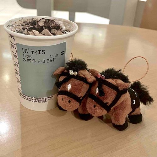 スタバ🍫ホワイトチョコレート&エスプレッソ🍫新千歳空港限定メニュー⛄️GW北海道帰省中です☃️

浦河優駿さくらロードor新冠二十間道路の桜を見に行こうと思ったのですが、予定を変更してノーザンホースパークへ。リバティアイランドの献花に行きます。

スタバのモバイルメニューのニックネーム登録は10文字以内で濁点1文字カウントのため「リバティアイランド」は文字数オーバー。アイランドを短縮形のISにしました📛