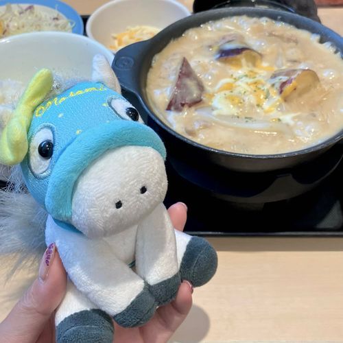 🌲松屋🌲
🇬🇪シュクメルリ🇬🇪
今日から復刻。楽しみにしてたので張り切って松屋へ。しかし…冬の食べ物だよなあ…ジョージアでは夏に食べるのかな？と思いながら食べてたら、店内放送にレジャバ大使が降臨。「冬の食べ物です！！」ってはっきり言ってて笑っちゃった。でも暑い日に熱いもの食べるのもいいよね。暑いし熱いし汗かいたからカロリー0です笑