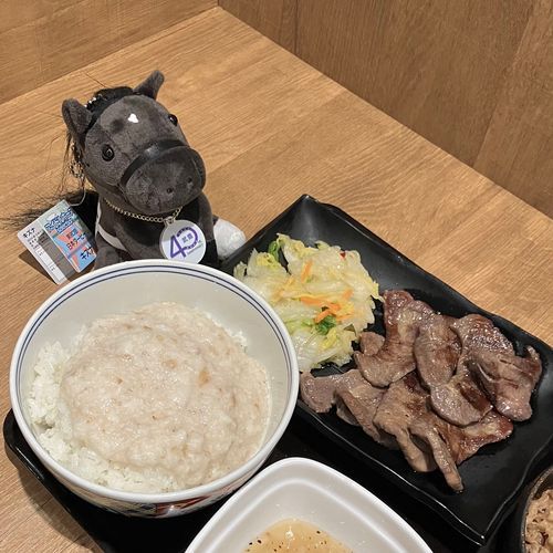 🐮吉野家🐮
🐮牛タン・牛皿御膳(8枚切り)+とろろ🐮🤍
競馬界隈が荒れてて(いつも荒れてる)もやもやしてるのでたくさん食べて忘れる😓牛タンといえば麦飯なので、ごはんを麦飯に変えられたらいいのになあ。麦とろ牛皿御膳は麦飯なのでお店に麦飯はあるはず…なのに、、、選択肢がない🌀