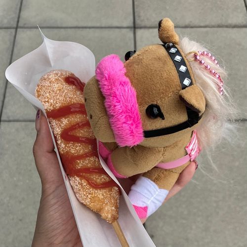🏇浦和競馬場🏇
ぜったい食べるチーズハットグ🧀🫕🐹

1Rからワイドが当たり幸先良い〜と思ったら、その後ぜんぜん当たらなくなっちゃった😂メインのさきたま杯はロードフォンスが優勝🏆おめでとうございます🏆現地観戦は楽しいね🖤