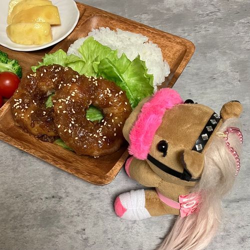 🍳自炊🍳
ずっと気になってたトンデリング(肉巻きオニオンリング)を作ってみた🧅🐷かなり食べ応えあり美味しい😋🩷

玉ねぎに肉を巻くのが難しいというコメントが多くて作るのびびってたけど、そんなことなかった。むしろ楽しく作れた。もっと巻きたーいと思った。ロールキャベツを作るのも好きなので、巻くのが好きなのかも？笑