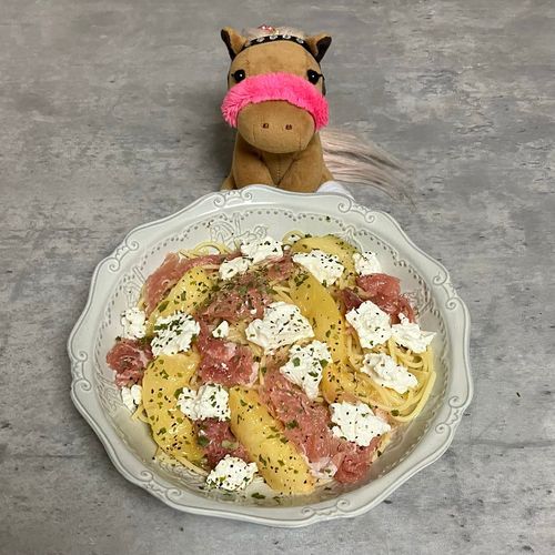 🍑自炊🍑
桃と生ハムの冷製パスタ🍑🍽️白いのは水切りヨーグルト🤍桃と生ハムのサラダとかカプレーゼとか毎年作るけど、今年はパスタにしてみた🥨

最近、自炊熱再熱しはじめてたのに、ギモーヴ失敗して自炊熱鎮火🧯💬ギモーヴ失敗すると思ってなかったからショック…だってみんな簡単に作ってるからわたしも簡単に作れると思った…あーあ。あんみつ食べたい🍨
