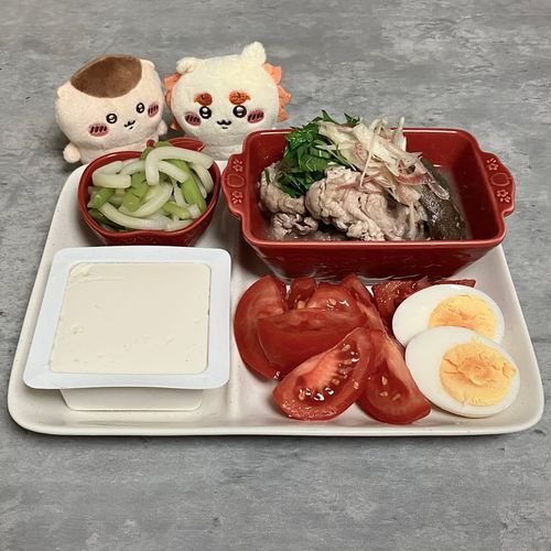 🌜夜ごはん🌛
大根の皮と葉で甘酢漬けを作りました。さっぱりしてておいしいです。やっぱりちょっと夏バテ気味なのかごはんとか麺とか食べるのしんどい😓