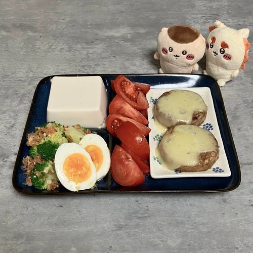 🌟夜ごはん🌟
大根消費活動中〜今日はチーズon大根ステーキ👩🏻‍🍳絶対大根すぎるだろ…と思って食わず嫌いして作ったことなかった大根ステーキでしたが、大根の食べ方の中でいちばん好きかも。しゃきしゃき食感がなんか好きです。しゃきしゃき食感が正解なのかよくわかんないけど。。。