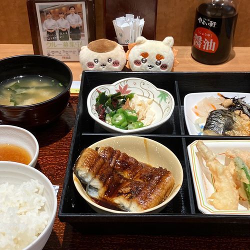 🍚やよい軒🍚
🍱うなぎ御膳🍱
土用の丑の日なので鰻を食べました。うなぎまぶし(ひつまぶし)と迷ったけど、鯖も天ぷらも食べたかった。。。近いうち名古屋に遊びに行きたいから名古屋でひつまぶし食べます☺️🥰

ちいかわ映画が観たいのもあり、最近はすっかりゆんたくコンビを連れ回してます💞