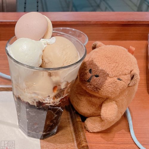 スイーツと僕らぬいぐるみって、なんて相性いいんだろう…
これは上島珈琲店のコーヒーゼリーパフェだよ😊