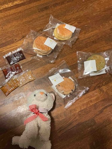 🐈久しぶりにゃ〜！
あんまり映えてないけど、スコーンを食べたのにゃっ✨
ジャムもついててびっくりだったにゃ〜💕😋