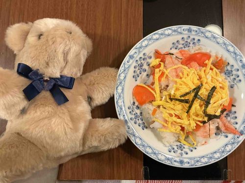 🧸1日遅れのちらし寿司だよ〜
えびとサーモンが乗ってるんだーっ！🦐🐟