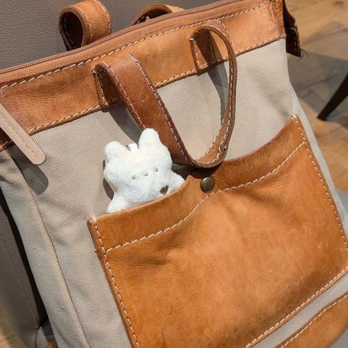 バッグの外ポッケからぴょこり