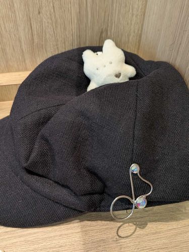 ぬしの帽子♪でくつろぎ中