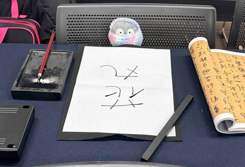 あけましておめでとうだよ〜！！🎈
さっそく、かきぞめ🖌️をしたよ〜！
はなまる💯ってかいたよ〜！！！
今年もよろしくなんだよ〜！