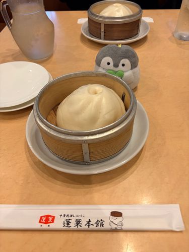 ほうらいのおみせにいったよ〜！！！
にくまん、おいしいものだなぁ…！
ぼくよりおおきい…