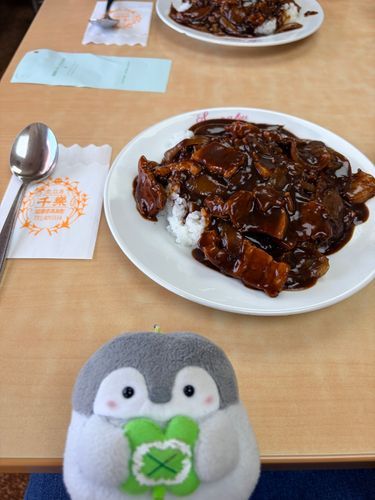 みて〜！！ゆうめいな、はやしらいす🍛のおみせにいったんだよ〜！😋
しょうぎのすごいひとが、しょうぶめし🆚でたびたんだって！すごいおいしかったなぁ…！！