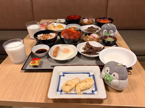 み〜て〜！！ごうかなあさごはん！🍚
ささかま、ぎゅうたん、うーめん、よーぐると、ぎゅうにゅう！ぜ〜んぶめいさんひんなんだって！
いっぱいたびすぎたなぁ…