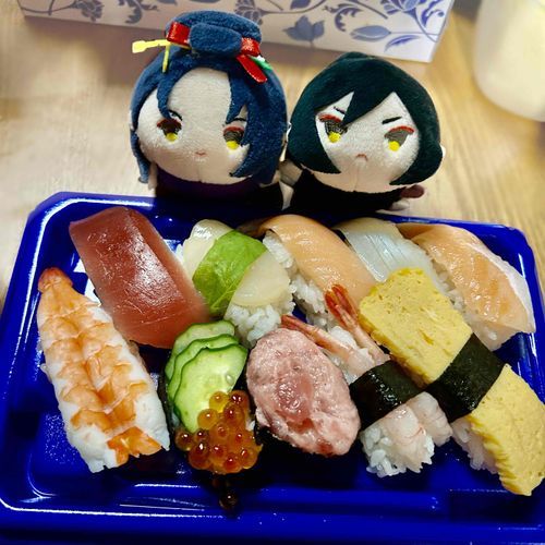 あるじ、ざんぎょうがんばったんだって！すーぱーではんがくになってたからおすしたべるよ〜アタシおなかぺこぺこ……
じろうたち、たべすぎるのはだめですからね