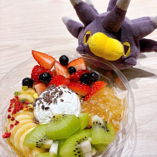グリークヨーグルトって美味しいね。毎日食べたいね、ウニちゃん。