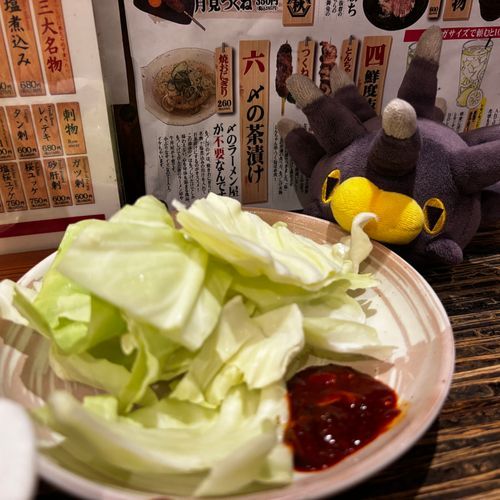 キャベツを食べるウニちゃん