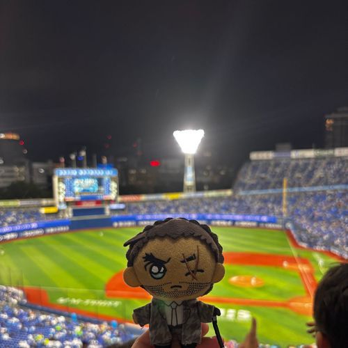 隻眼のおじさん、野球好き？