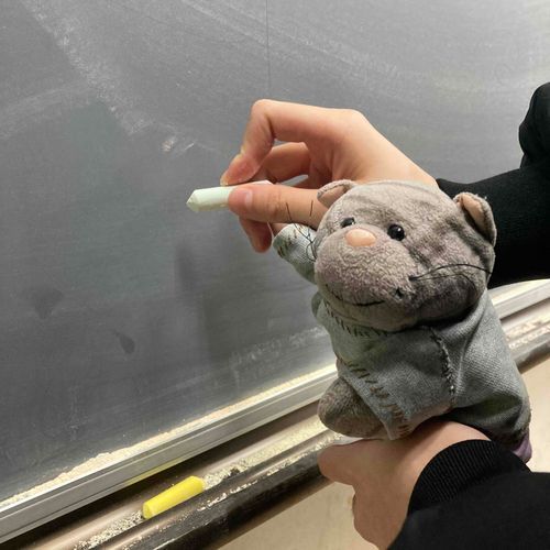 チョークでかきかきするのにゃ
