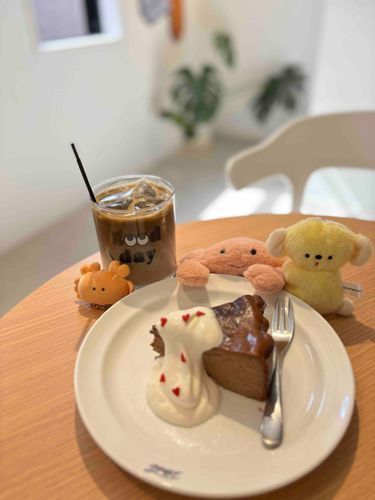 ばれんたいんめにゅで おいちかった ちょこちーずけーきがGWに ふっこく！🍫まどから はるの おはなの かおりもして いいじかん。