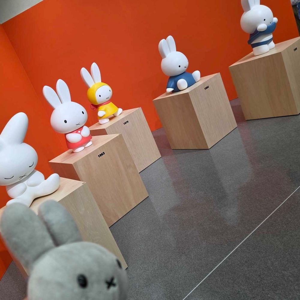 ぽこちゃんなの。
にんげんとミッフィー展にいってきたの。
たくさんひとがいて、うれしくなっちゃったの。
おみやげも　かってもらったの。

ファーファちゃん？
きょうは　ねてたの😪