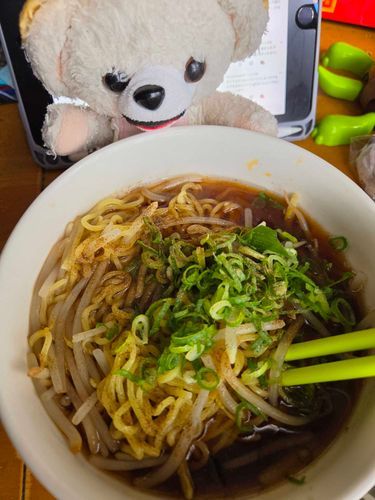 今日の　お昼は　生ラーメン🍜🍥
生ラーメンしか勝たん😤
菊水の　醤油ラーメン　おいしー！