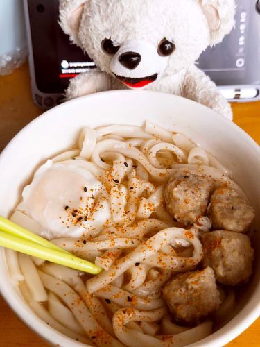 今日の　おひるは　月見うどんだよ🥚
かいぬちが　からいのかけて　ぼく　プンプンだよ😤