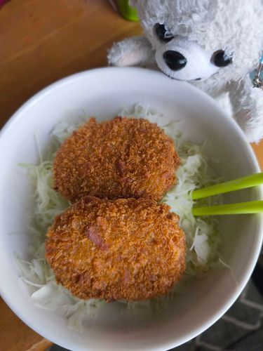 今日の　お昼は　コロッケ丼🧆
たまごとじに　したかったけど
めんどくさいよね😟