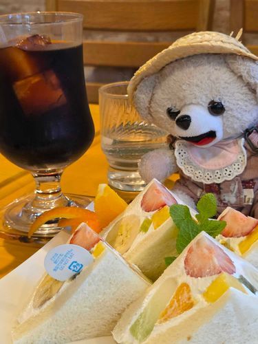レトロな　喫茶店で　フルーツサンドと　アイスコーヒー♪
フルーツやさんが　やってるところだから、　フルーツがおいしいんだ👀✨
ぼく、　メロン嫌いだけど、　ここのメロンは　とってもおいしかったよ
かいぬちが　たくさん食べちゃったから、
ぼくは　ちょっとだけ…😏