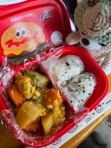 ぼくは　かいぬちと　ぽこちゃんが、　ミッフィー展にいってる間に　ぐっすり💤
起きてそうそう　お弁当なんだ🍙