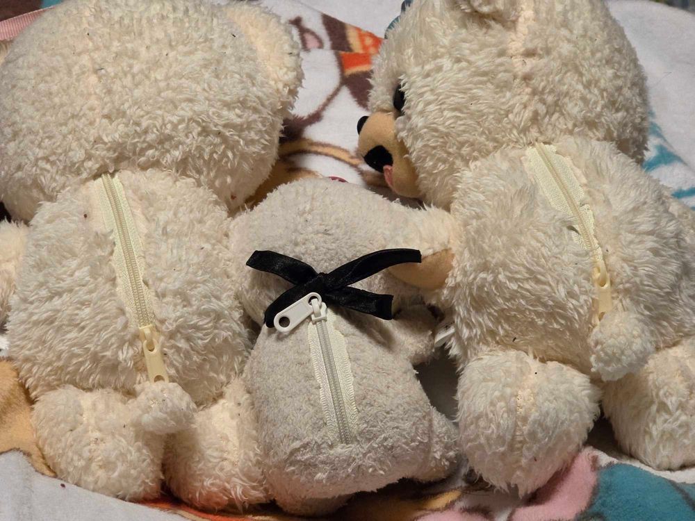 ぼくの　おにいちゃんファーファと　おねえちゃんファーファだよ🐻‍❄️🐻‍❄️🐻‍❄️
ぼくは家族が多いから、　おにいちゃんと　おねえちゃんもたくさん
でも　このおにいちゃんとおねえちゃんは　背中ファスナー仲間なんだ🐻‍❄️
あれ……？　しっぽが！！！