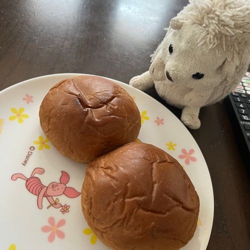 みんなおはよう☀️
バターロールパンを少し温めると美味しいってのを昨日テレビで見て早速今日の朝ご飯にやってみたの。
そしたら中に入ってるバターが広がりパンはもちもちですごく美味しくて食べやすいの！