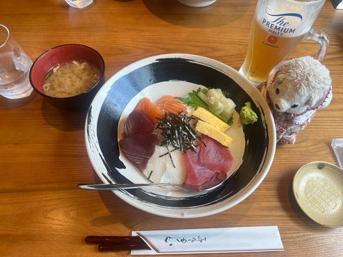 これはお昼に食べた海鮮丼！
飼い主わさび食べれないからってだいふくにわさびあげてきた。
だいふくもわさびはいやだよ、からいのやだよ