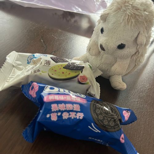 先日、飼い主の友達から上海のお土産を貰ったよ！抹茶とラズベリー系？のオレオ！どっちも食べたんだけどどっちも美味しかったし、抹茶の方はオレオが薄型でびっくりした！
海外は色んな味のオレオがあるのかな？いいな～